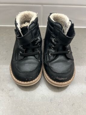 Old navy 6 Black Faux-Fur Lined Ankle Boots